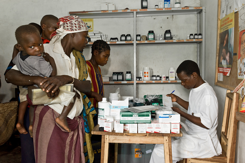 Pharmacist dispenses anti-retroviral&lt;p&gt; medicines to HIV-AIDS patients